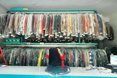 中型干洗店店內衣物